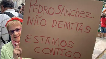 Pedro Sánchez se cuela en la celebración de la revolución de los claveles portugueses: &quot;No dimitas&quot;