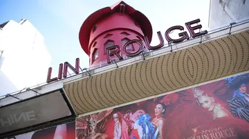La fachada del emblemático Moulin Rouge sin sus aspas.