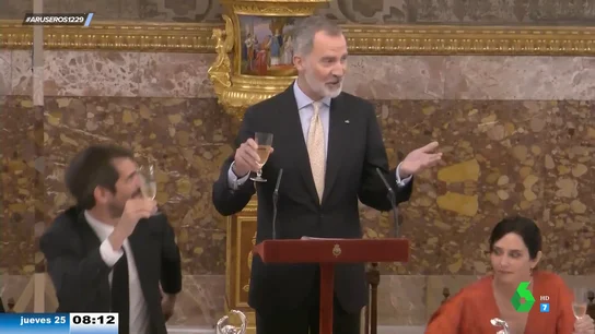 El surrealista momento en el que el rey Felipe pide que todos se pongan de pie entre Ayuso y Urtasun El surrealista momento en el que el rey Felipe pide que todos se pongan de pie entre Ayuso y Urtasun