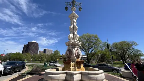 Réplica de la fuente de la luz de la Plaza de la Virgen de los Reyes en Kansas City Réplica de la fuente de la luz de la Plaza de la Virgen de los Reyes en Kansas City
