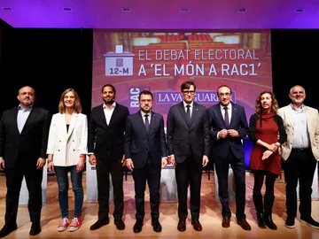 Los candidatos a la presidencia de la Generalitat este viernes momentos previos a arrancar un debate.
