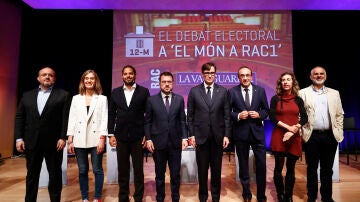 Los candidatos a la presidencia de la Generalitat este viernes momentos previos a arrancar un debate.