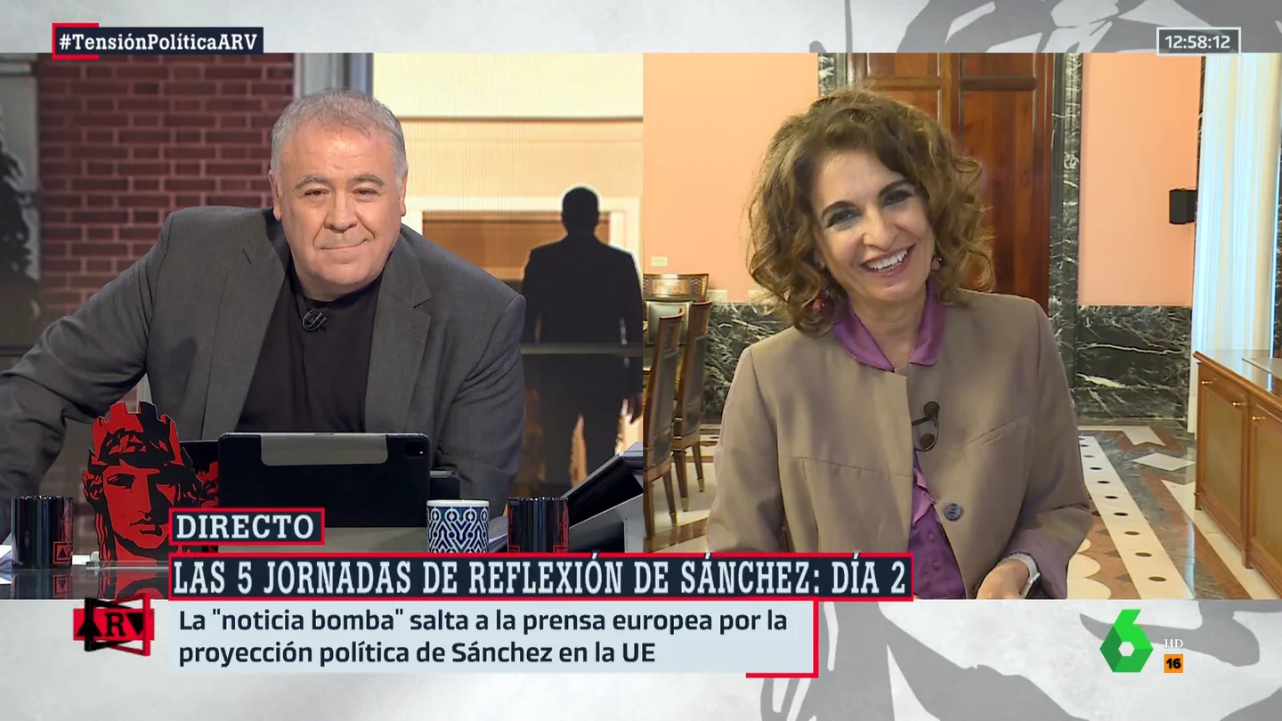 La risa de Montero al ser preguntada por su posible ascenso a presidenta: "Estoy concentrada en ayudar a Sánchez" La risa de Montero al ser preguntada por su posible ascenso a presidenta: "Estoy concentrada en ayudar a Sánchez"