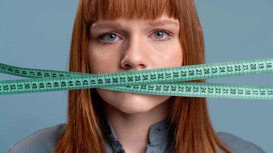 Una imagen que representa la anorexia, la bulimia y otros trastornos de alimentación.  Una imagen que representa la anorexia, la bulimia y otros trastornos de alimentación.