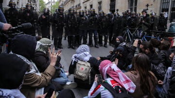 Universitarios se manifiestan en contra del genocidio en Palestina en Sciences Po Paris (Francia)