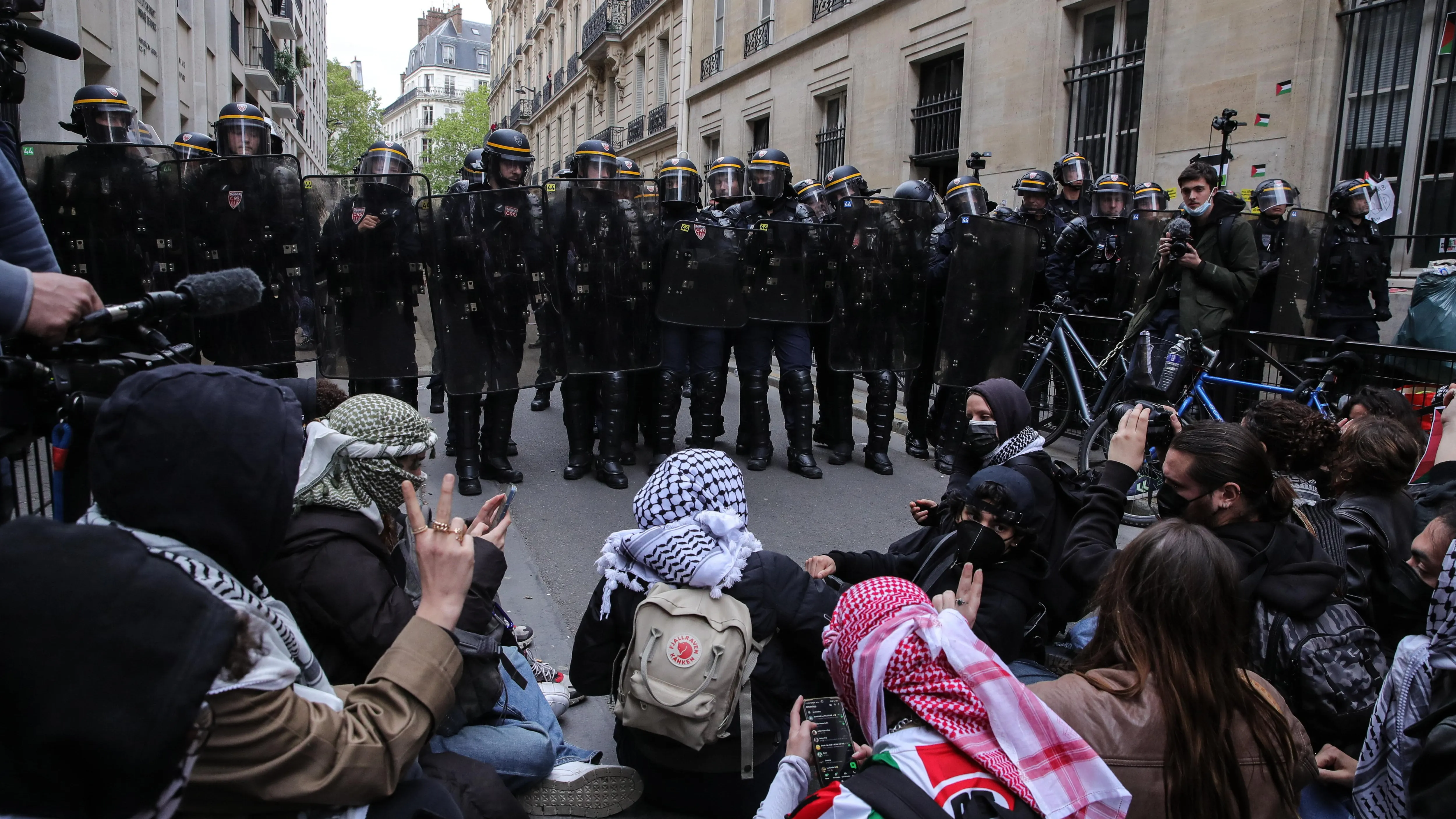 Universitarios se manifiestan en contra del genocidio en Palestina en Sciences Po Paris (Francia)