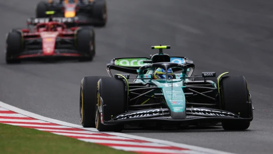 Fernando Alonso, por delante de un Ferrari Fernando Alonso, por delante de un Ferrari