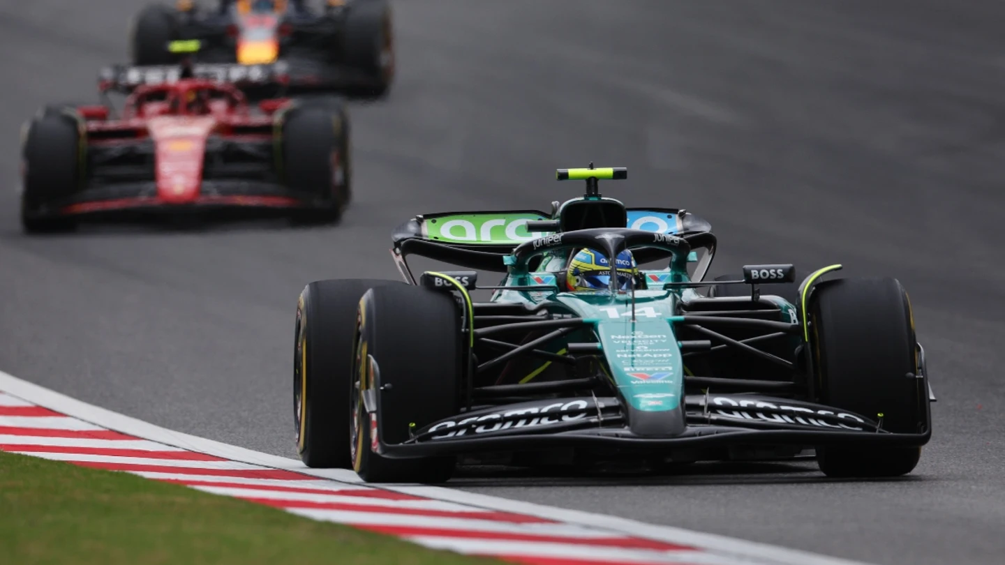 Fernando Alonso, por delante de un Ferrari Fernando Alonso, por delante de un Ferrari