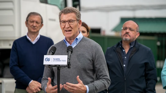 El presidente del PP, Alberto Núñez Feijóo, interviene ante los medios tras visitar las instalaciones de la empresa Ffaiges, en Tortosa, junto al candidato del PP a la presidencia de la Generalitat, Alejandro Fernández. El presidente del PP, Alberto Núñez Feijóo, interviene ante los medios tras visitar las instalaciones de la empresa Ffaiges, en Tortosa, junto al candidato del PP a la presidencia de la Generalitat, Alejandro Fernández.