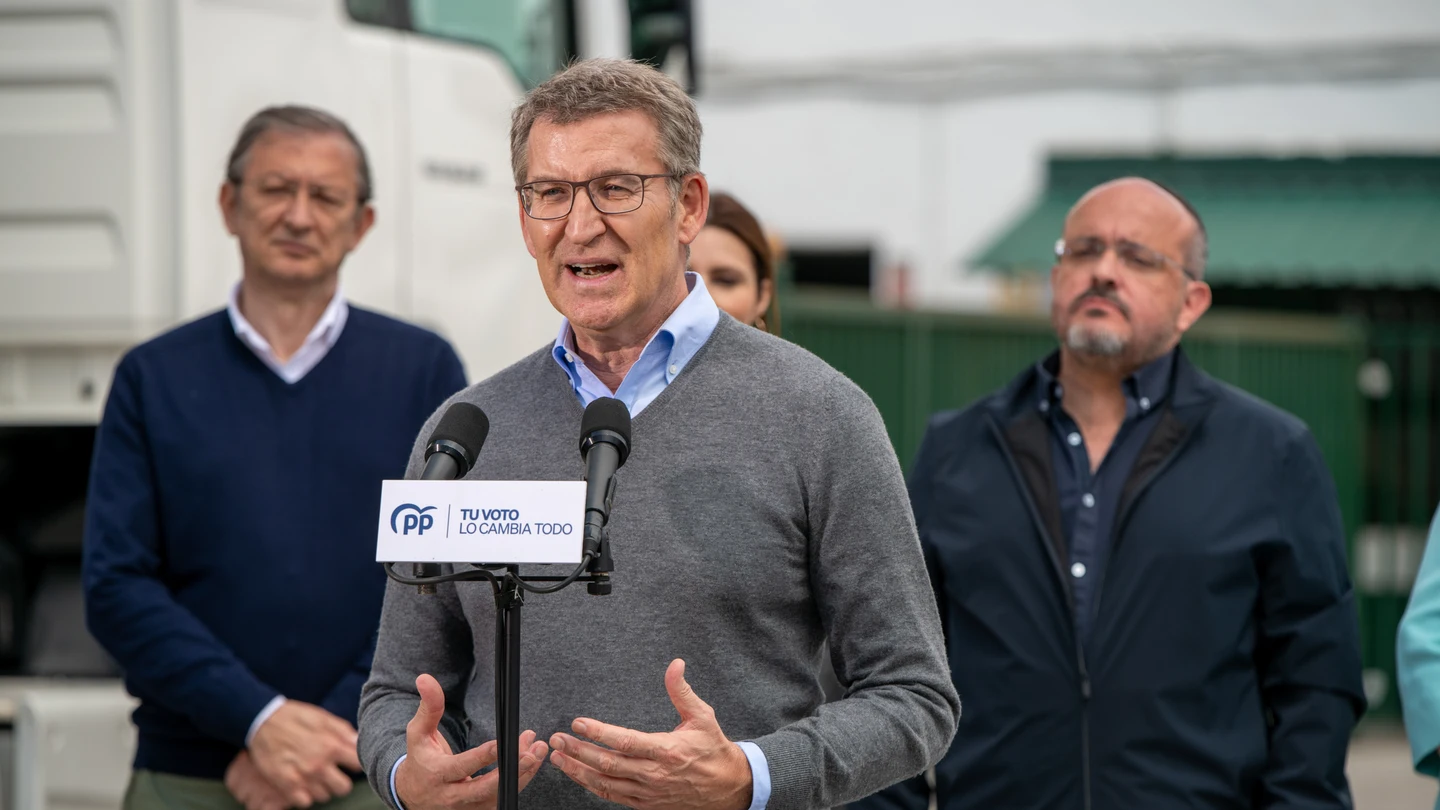 El presidente del PP, Alberto Núñez Feijóo, interviene ante los medios tras visitar las instalaciones de la empresa Ffaiges, en Tortosa, junto al candidato del PP a la presidencia de la Generalitat, Alejandro Fernández. El presidente del PP, Alberto Núñez Feijóo, interviene ante los medios tras visitar las instalaciones de la empresa Ffaiges, en Tortosa, junto al candidato del PP a la presidencia de la Generalitat, Alejandro Fernández.