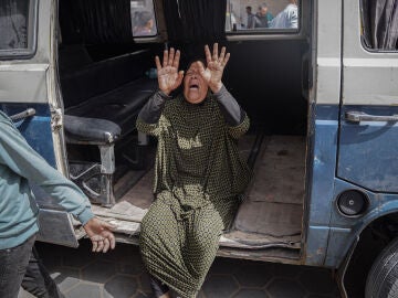 Imagen de archivo de una mujer palestina lamentando los asesinados y heridos por Israel 