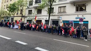 Militantes y simpatizantes del PSOE en la sede de Ferraz ante el comienzo del Comité Federal