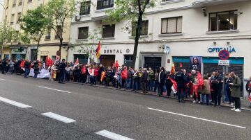 Militantes y simpatizantes del PSOE en la sede de Ferraz ante el comienzo del Comité Federal