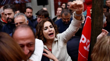 María Jesús Montero con los simpatizantes del PSOE frente a Ferraz