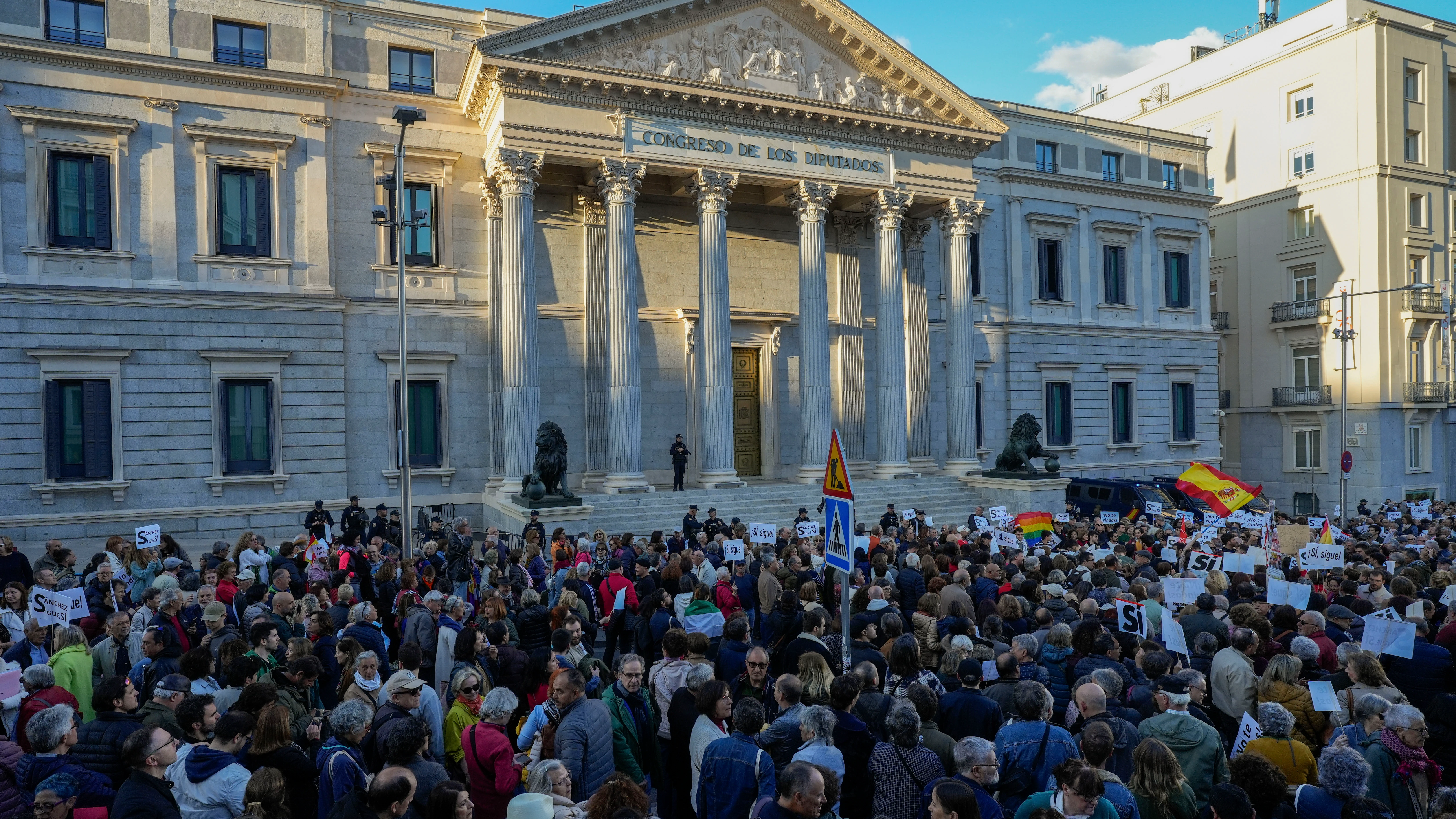 Un momento de la marcha con el lema "Por amor a la democracia", frente al Congreso de los Diputados