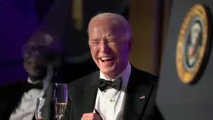Joe Biden sonríe durante la cena de corresponsales
