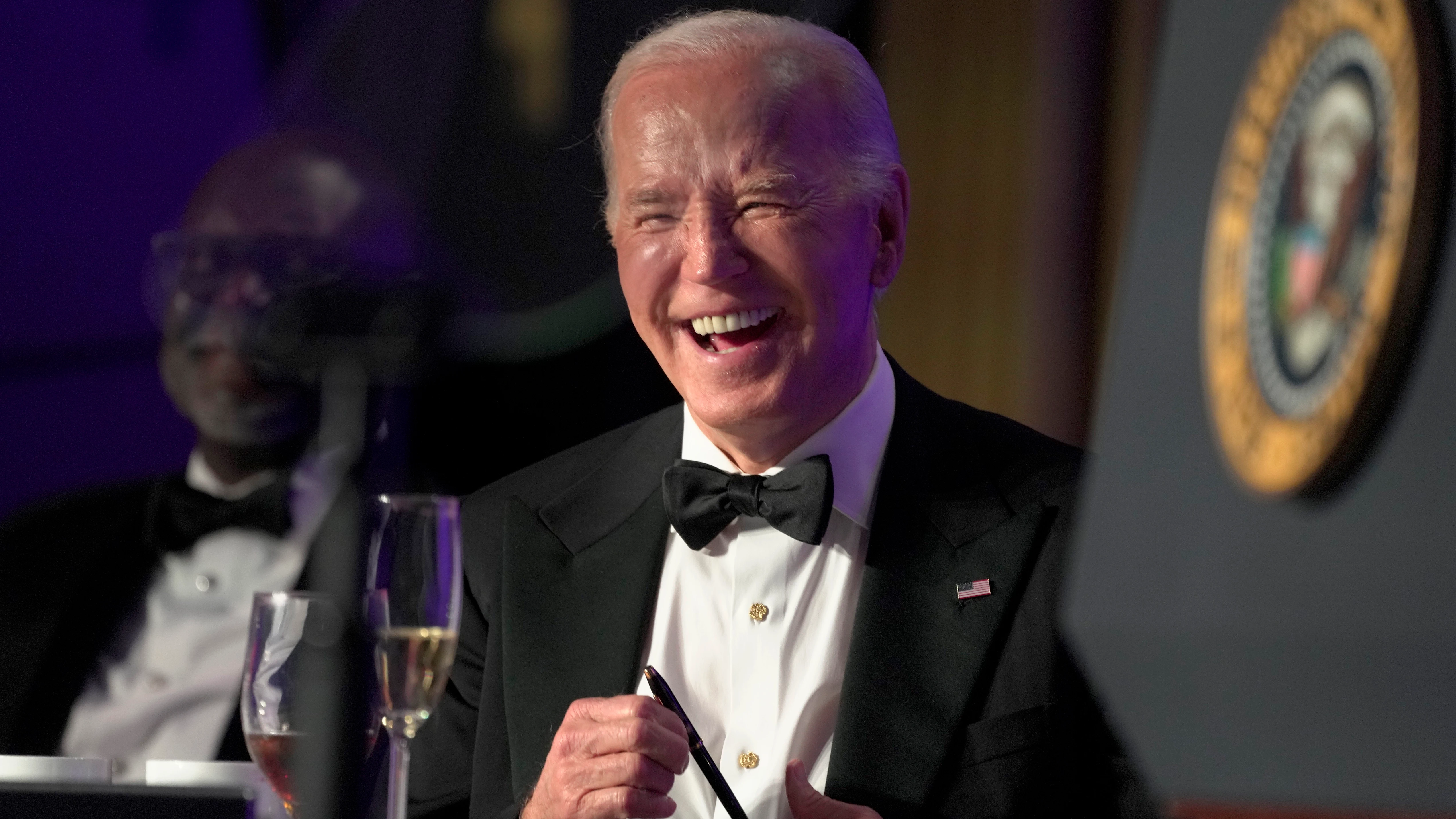 Joe Biden sonríe durante la cena de corresponsales Joe Biden sonríe durante la cena de corresponsales