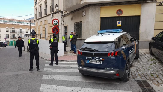 Agentes de la Policía Nacional en el lugar del suceso. Agentes de la Policía Nacional en el lugar del suceso.