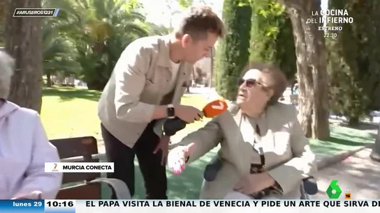 La 'picantona' petición de una anciana a un reportero de TV en directo: "Que tenga 'la herramienta' bien" La 'picantona' petición de una anciana a un reportero de TV en directo: "Que tenga 'la herramienta' bien"