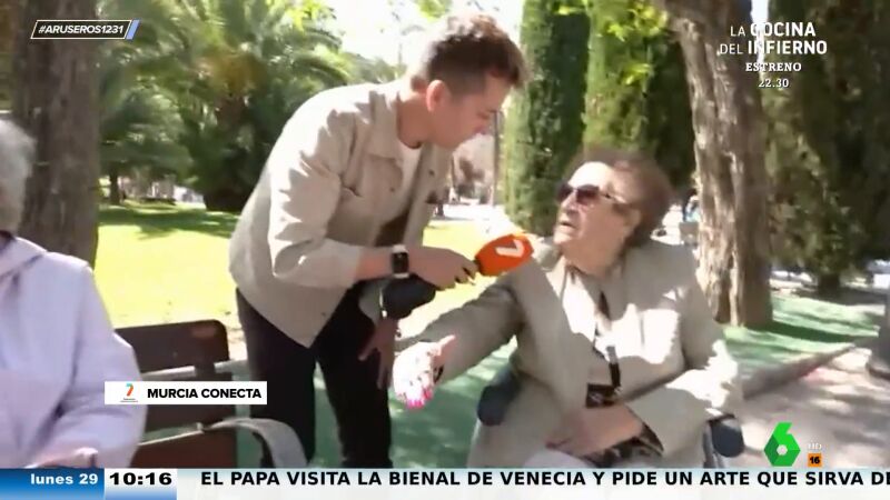 La 'picantona' petición de una anciana a un reportero de TV en directo: "Que tenga 'la herramienta' bien"