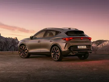 Es todo un super-ventas, un SUV que llega ahora con hasta 333 CV, todas las etiquetas de la DGT y que puede cubrir 100 km sin gastar gasolina Es todo un super-ventas, un SUV que llega ahora con hasta 333 CV, todas las etiquetas de la DGT y que puede cubrir 100 km sin gastar gasolina