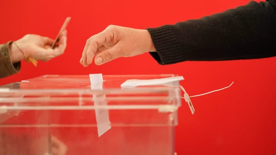 Un ciudadano ejerce su derecho a voto en una imagen de archivo. Un ciudadano ejerce su derecho a voto en una imagen de archivo.