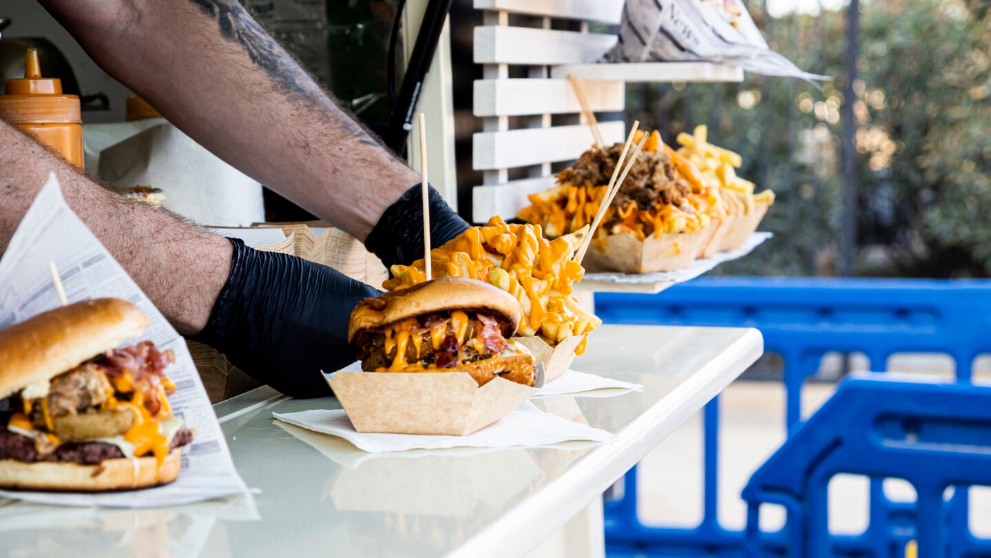 Foodtruck con hamburguesas y patatas