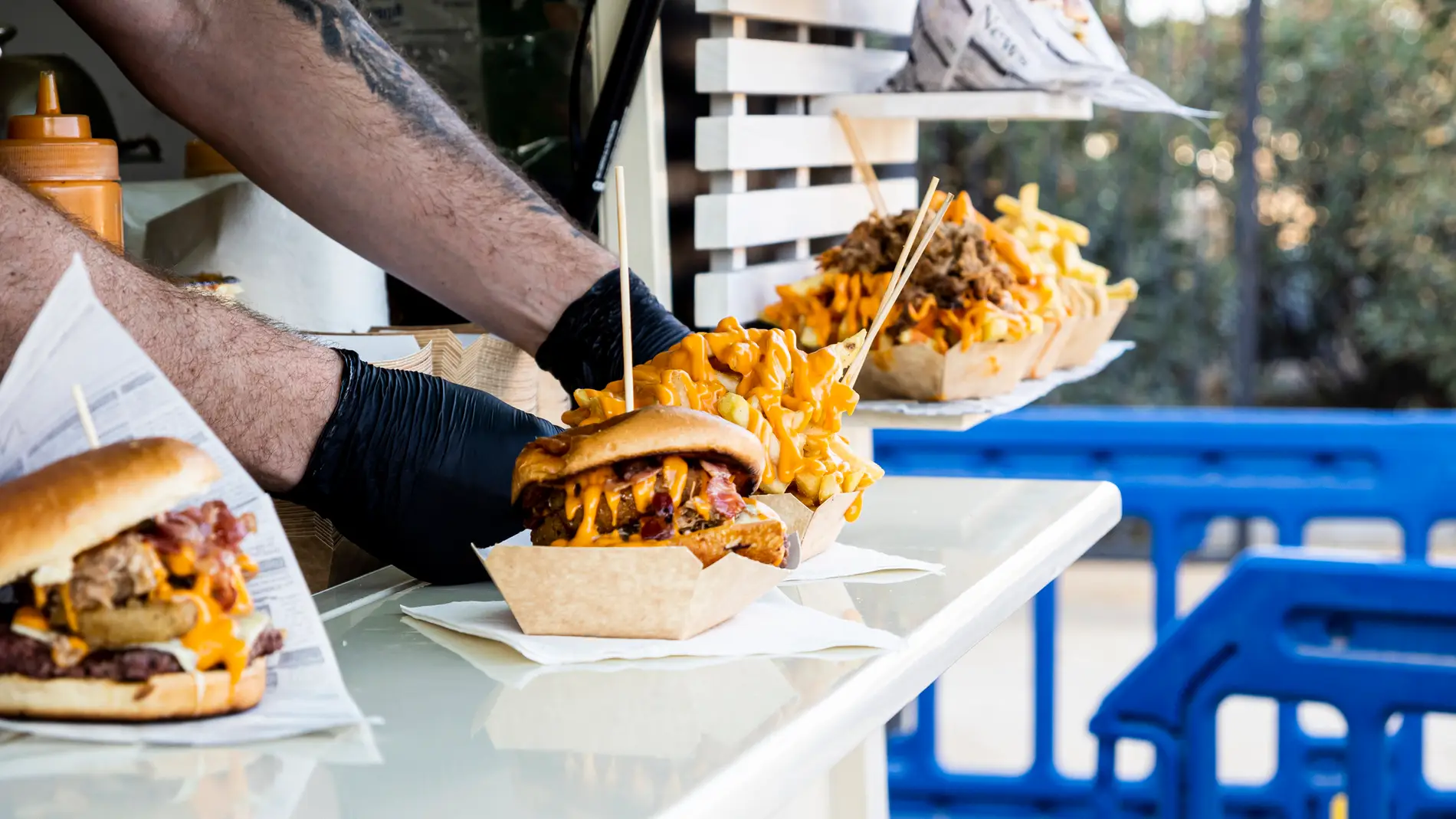 Foodtruck con hamburguesas y patatas Foodtruck con hamburguesas y patatas