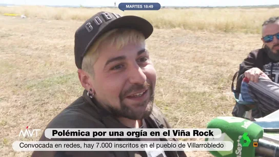 La confesión de un asistente al Viña Rock: "Si hay una orgía, yo estaré ahí de espectador" "Vas por la calle y te lo van preguntando, qué es eso de la orgía, de dónde surge o cómo se puede apuntar uno, también", comenta el reportero Javier Bastida sobre la orgía multitudinaria convocada en Villarrobledo con motivo del Viña Rock.