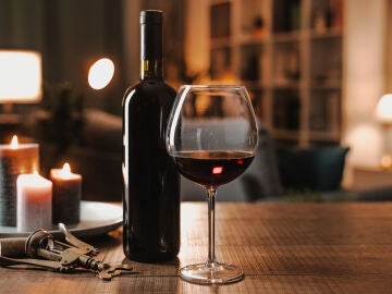 Botella y copa de vino