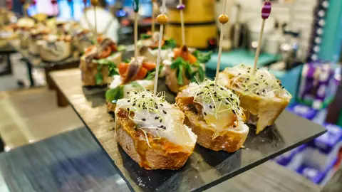 Pinchos y tapas en un bar Pinchos y tapas en un bar