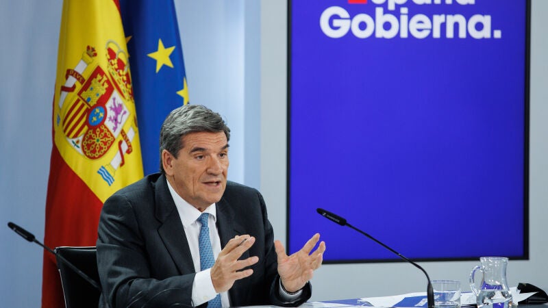 El ministro para la Transformación Digital y la Función Pública, José Luis Escrivá, durante una rueda de prensa posterior a la reunión del Consejo de Ministros, a 30 de abril de 2024, en Madrid (España).