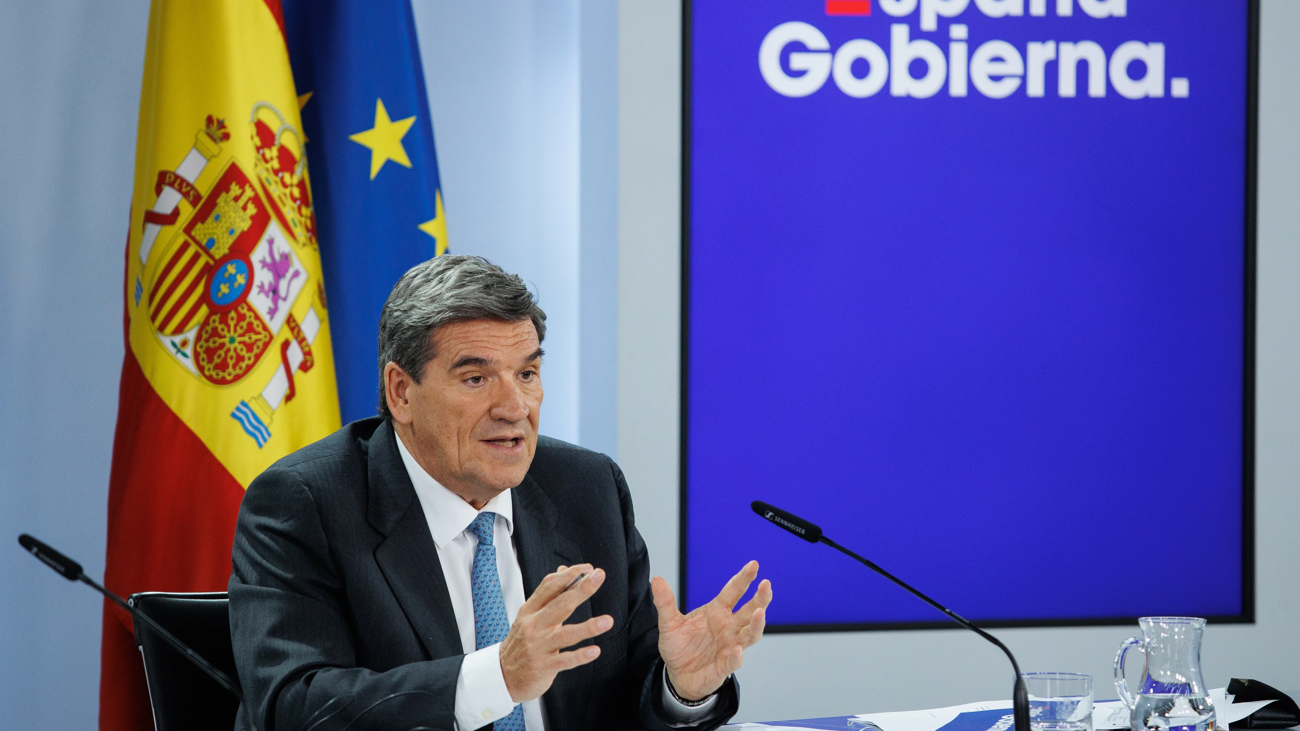 El ministro para la Transformación Digital y la Función Pública, José Luis Escrivá, durante una rueda de prensa posterior a la reunión del Consejo de Ministros, a 30 de abril de 2024, en Madrid (España).