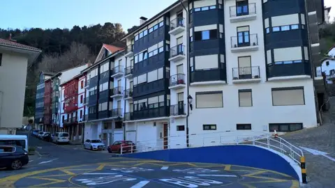 Esta curiosa rotonda, única en España, hace girar a los vehículos automáticamente Rotonda giratoria de la localidad vizcaína de Elanchove.