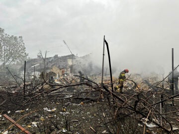 Los equipos de rescate trabajan entre los escombros tras un bombardeo ruso en Odesa, Ucrania, a 22 de abril de 2024. 