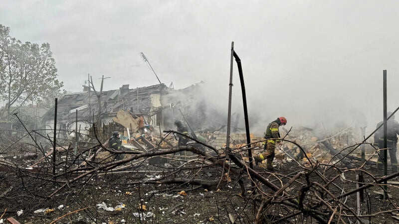 Los equipos de rescate trabajan entre los escombros tras un bombardeo ruso en Odesa, Ucrania, a 22 de abril de 2024. 