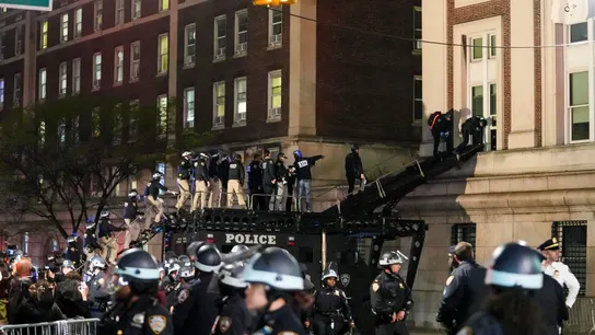 La Policía de Nueva York irrumpe en la Universidad de Columbia La Policía de Nueva York irrumpe en la Universidad de Columbia