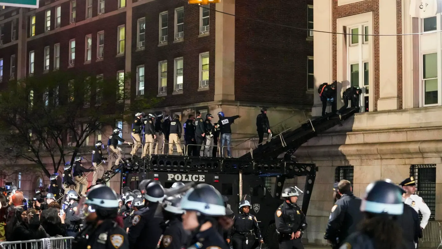 La Policía de Nueva York irrumpe en la Universidad de Columbia La Policía de Nueva York irrumpe en la Universidad de Columbia