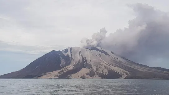 Una foto facilitada por el Centro de Vulcanología y Mitigación de Desastres Geológicos (PVMBG) del Ministerio de Energía y Recursos Minerales de Indonesia muestra el volcán Ruang expulsando humo tras su erupción, visto desde la isla de Tagulandang, Sulawesi del Norte, Indonesia. Una foto facilitada por el Centro de Vulcanología y Mitigación de Desastres Geológicos (PVMBG) del Ministerio de Energía y Recursos Minerales de Indonesia muestra el volcán Ruang expulsando humo tras su erupción, visto desde la isla de Tagulandang, Sulawesi del Norte, Indonesia.