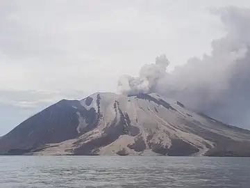 Una foto facilitada por el Centro de Vulcanología y Mitigación de Desastres Geológicos (PVMBG) del Ministerio de Energía y Recursos Minerales de Indonesia muestra el volcán Ruang expulsando humo tras su erupción, visto desde la isla de Tagulandang, Sulawesi del Norte, Indonesia.