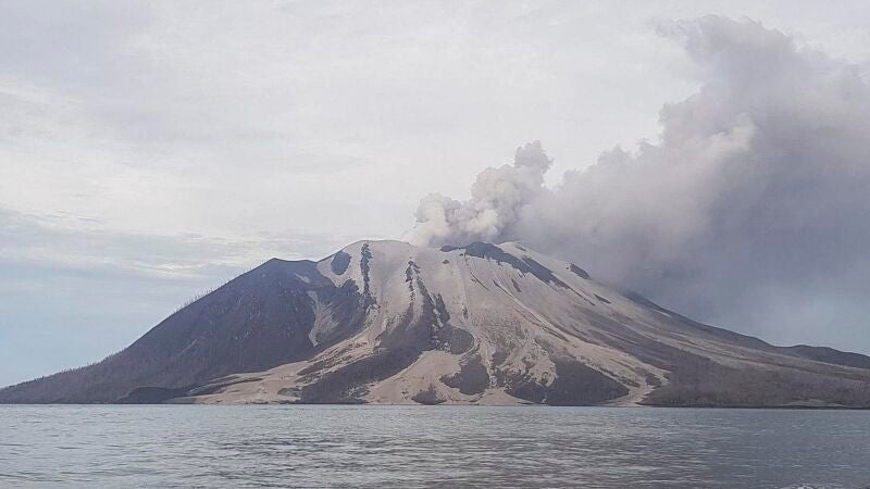 Una foto facilitada por el Centro de Vulcanología y Mitigación de Desastres Geológicos (PVMBG) del Ministerio de Energía y Recursos Minerales de Indonesia muestra el volcán Ruang expulsando humo tras su erupción, visto desde la isla de Tagulandang, Sulawesi del Norte, Indonesia.