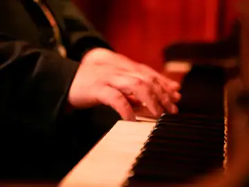Felicita el día de la madre con una canción compuesta por la IA Felicita el día de la madre con una canción compuesta por la IA