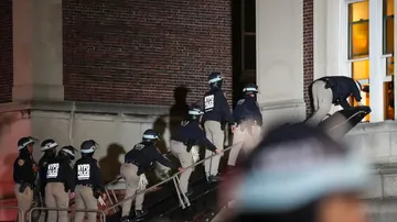 Momento en el que la Policía de Nueva York irrumpe en la Universidad de Columbia