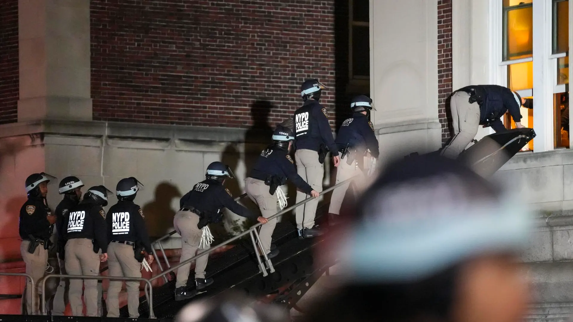 Momento en el que la Policía de Nueva York irrumpe en la Universidad de Columbia
