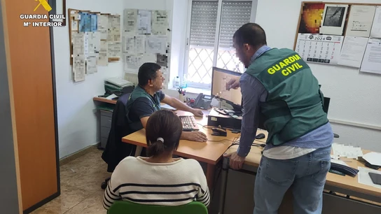 Agentes de la Guardia Civil en tareas de investigación Agentes de la Guardia Civil en tareas de investigación