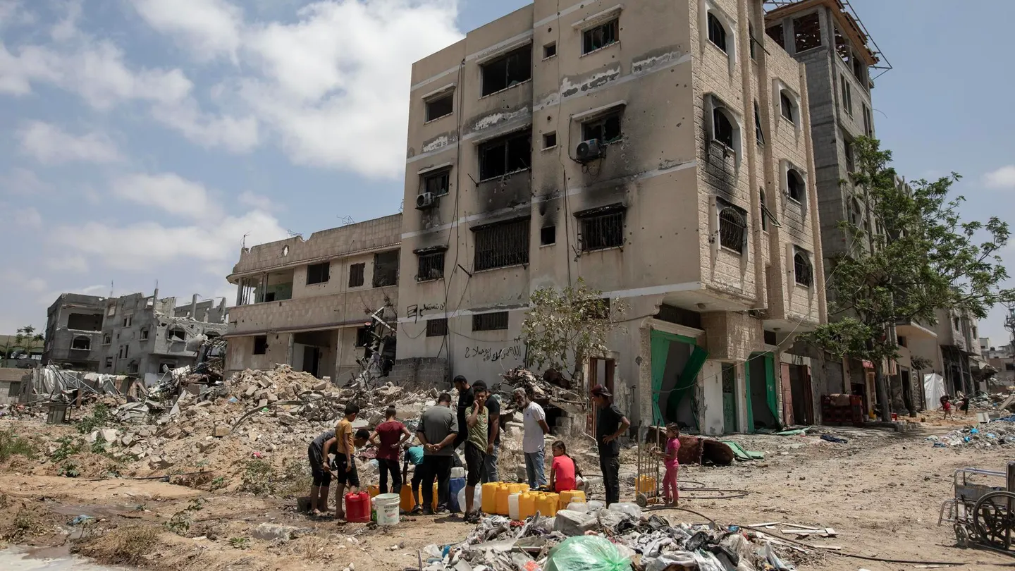 Un grupo de palestinos recoge agua de un pozo subterráneo tras la destrucción de los ataques de Israel sobre Khan Yunis. Un grupo de palestinos recoge agua de un pozo subterráneo tras la destrucción de los ataques de Israel sobre Khan Yunis.
