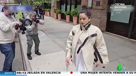 Rosalía vuelve a sorprender: así aparece con una camisa de fuerza que arrasa en redes sociales Rosalía vuelve a sorprender: así aparece con una camisa de fuerza que arrasa en redes sociales