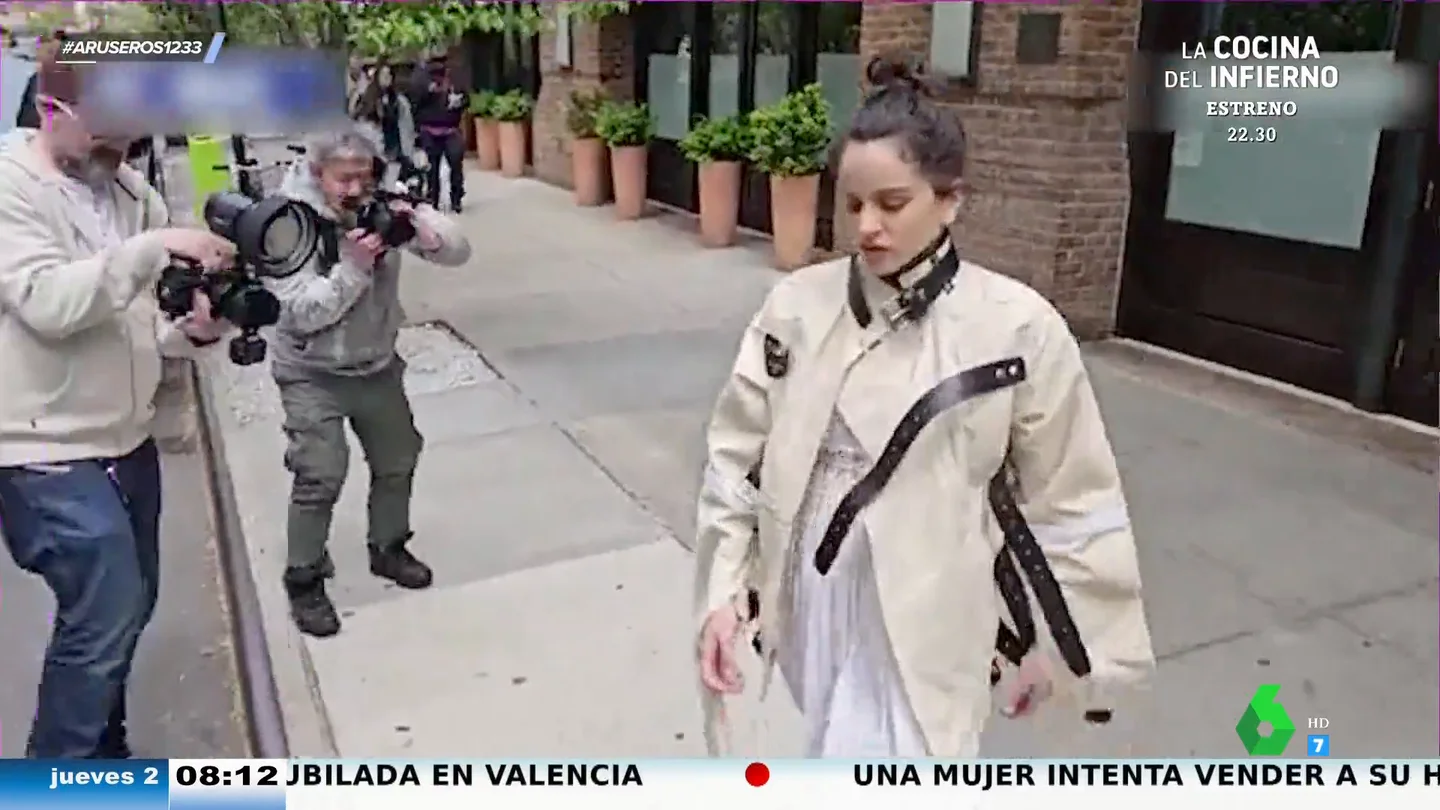 Rosalía vuelve a sorprender: así aparece con una camisa de fuerza que arrasa en redes sociales Rosalía vuelve a sorprender: así aparece con una camisa de fuerza que arrasa en redes sociales