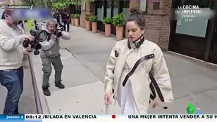 Rosalía vuelve a sorprender: así aparece con una camisa de fuerza que arrasa en redes sociales