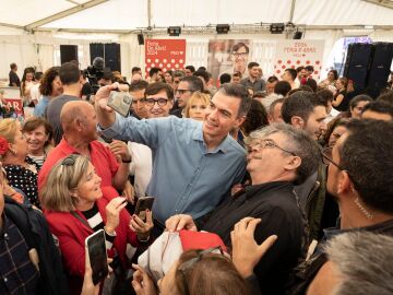 El presidente del Gobierno, Pedro Sánchez, en la Feria de Abril en Barcelona, junto al candidato del PSC, Salvador Illa